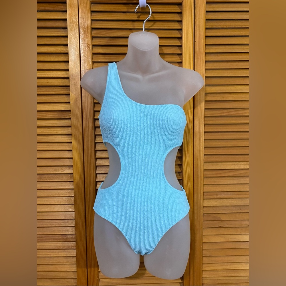 PINK: One-shoulder bathing suit with super cool cut-outs!